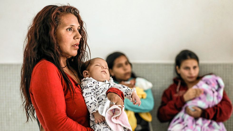 Arelys Pulido med sin två år gamla dotter i väntrummet på Erazmo Meoz sjukhus i gränsstaden Cúcuta i Colombia.