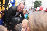 Andreas Granqvist med dottern Nova vid Terrasstrapporna i Helsingborg för att ta emot hyllningarna efter kvartsfinalen i årets fotbolls-VM.