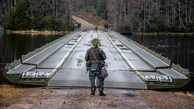 Militärer korsar ån Lagan under en svensk försvars–övning 2021.