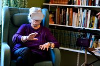 Pensionären Anne-Marie Engström upplever VR-teknik på Enebergs äldreboende i Norrtälje som ett komplement till riktiga utflykter.