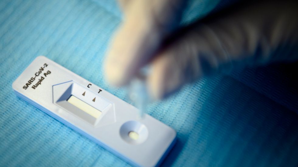 Flera länder kräver att man kan uppvisa ett negativt covid-19-test för att få resa in i landet. I vissa fall räcker det med ett snabbtest, så kallat antigen-test, som på bilden. I andra fall krävs ett PCR-test. Arkivbild.