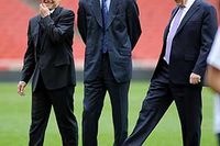 Frankrikes president, Nicolas Sarkozy, tillsammans med Storbritaniens premiärminister Gordon Brown och fotbollsklubben Arsenals tränare Arsene Wenger under ett besök på Emiratesstadion i London.