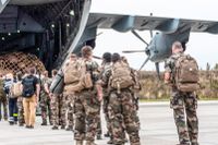 Fransk militär evakuerar franska medborgare från Kabul, Afghanistan.