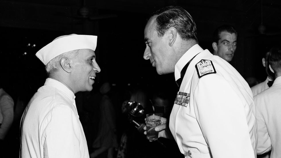 Jawaharlal Nehru, blivande indisk premiär- och utrikesminister, möter Indiens vicekung Lord Louis Mountbatten, juli 1947. Republiken Indien utropade sin självständighet den 15 augusti samma år.