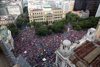 Tiotusentals tågade mot extremhögerns presidentkandidat Jair Bolsonaro på lördagen. Här vid torget Cinelandia i Rio de Janeiro.