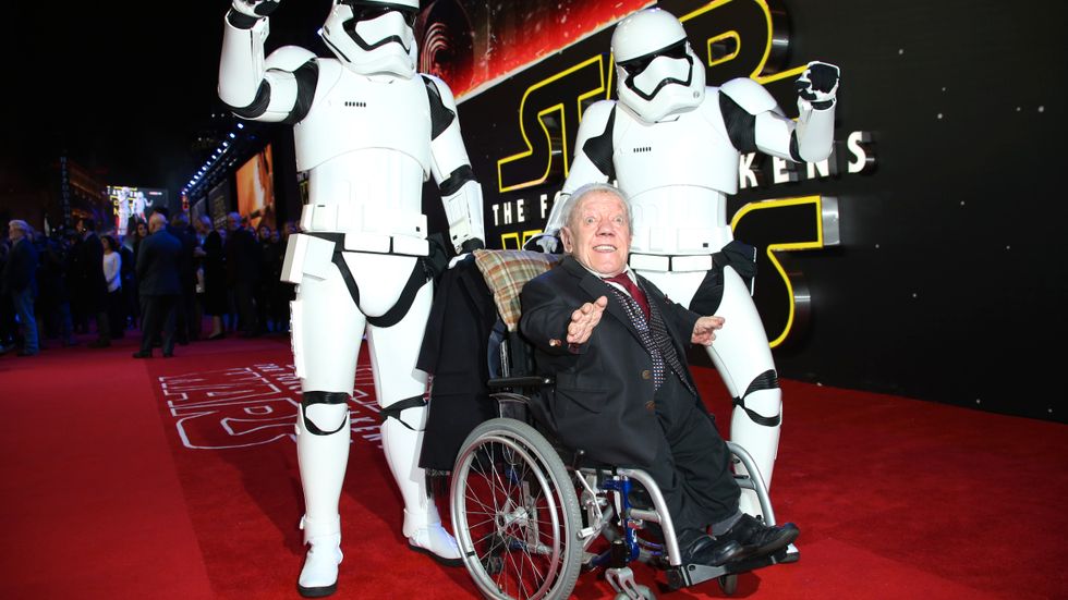 Kenny Baker vid premiären av ”Star wars: The force awakens” i London 16 december 2016.