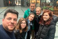 Leonid Volkov, längst fram till vänster, på en selfie tillsammans med den nu fängslade ryske oppositionspolitikern Aleksej Navalnyj och hans hustru Julia inför Navalnyjs återvändande till Moskva i januari. På söndag möter Volkov en rad EU-utrikesministrar i Bryssel. Arkivfoto.
