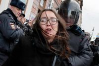 Jelena Grigorjeva grips av polis under en demonstration hösten 2018.