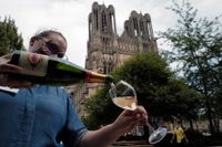 Ett glas champagne serveras i Reims i Frankrike – men marknaden ser mörk ut för vinproducenterna.