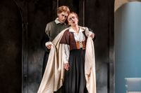 Dietrich Henschel som Martin Luher och Emma Lyrén som Katharina von Bora i ”Schlagt Sie tot!” på Malmö Opera. 