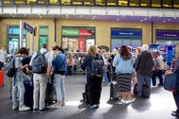 Lång väntan på tågstationen King’s Cross. Brittiska passagerare förlorade sammanlagt 4 miljoner timmar på grund av försenade tåg i fjol.