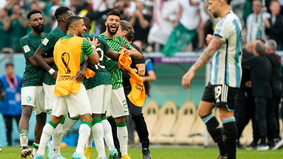Saudiarabiens spelare firar skrällsegern över Argentina efter slutsignalen. Nu kommer spelarna också att belönas med varsin lyxbil för segern. Arkivbild.