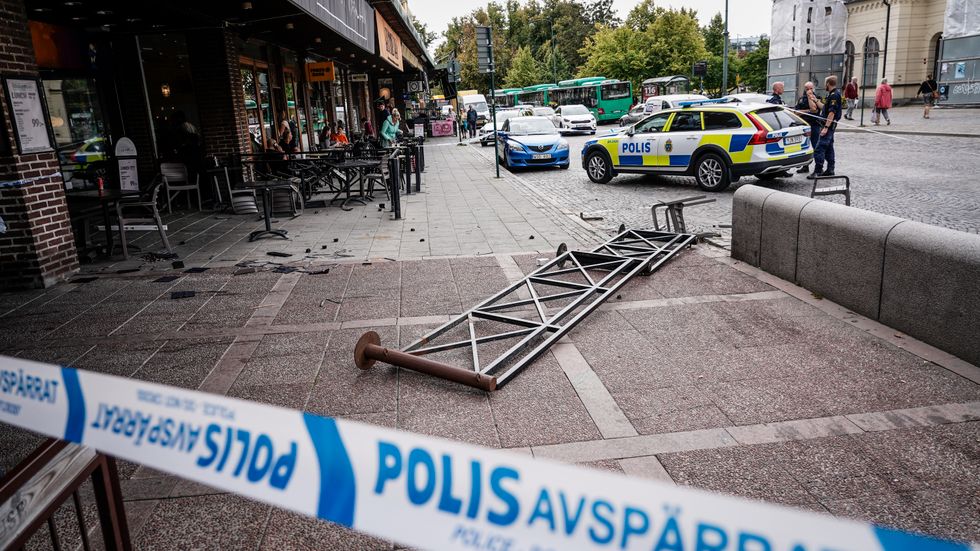 Polis på plats vid järnvägsstationen i Lund i samband med bråk mellan flera personer vid en uteservering. Den 6 september blossade våldsamheter upp på flera platser i Lund. Arkivbild.