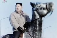 Kim Jong Un på en häst. Bilden kommer från den dokumentär som sänts i Nordkorea om den nya ledaren.