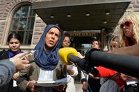 Fatima Doubakil, en av företrädarna för Hijabuppropet, intervjuas av media efter att hon träffat justitieminister Beatrice Ask på Rosenbad Stockholm på tisdagen.