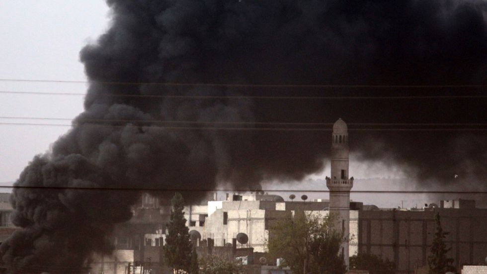Rök över staden Kobane, bilden är tagen från den syrisk-turkiska gränsen på fredagen.