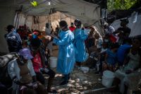 Medicinsk personal hjälper koleradrabbade i Haiti under ett utbrott i fjol. Arkivbild.