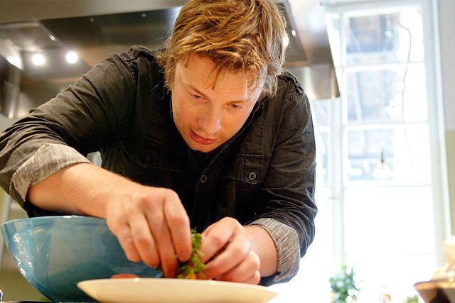 Jamie Oliver lotsar tittaren med säker hand, inte bara i de egna tv-programmen, utan också på Youtube.