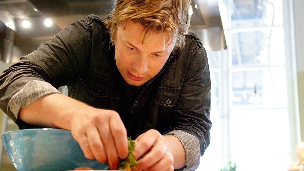 Jamie Oliver lotsar tittaren med säker hand, inte bara i de egna tv-programmen, utan också på Youtube.