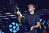 Benjamin Ingrosso firar segern i Melodifestivalen med att spruta champagne.