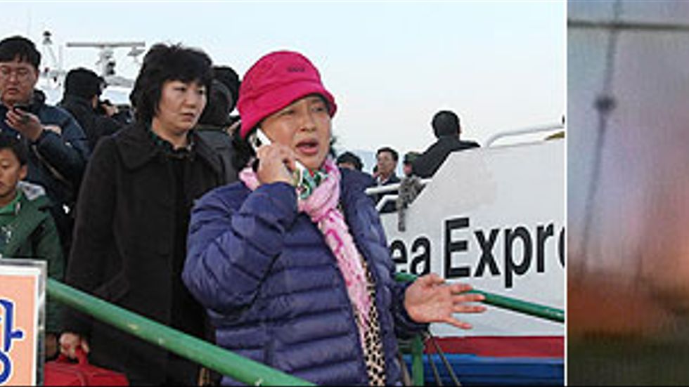 Befolkningen på ön Yeonpyeong försökte på tisdagen ta sig över till fastlandet efter den nordkoreanska attacken.