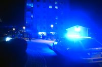 Polisen har en stor personalstyrka på plats efter explosionen i ett trapphus i Årsta.