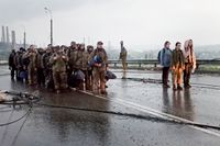 Soldater syns lämna stålverket på en bild från torsdagen.