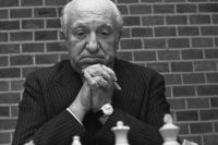 Miguel Najdorf vid schackbrädet, 1973. 