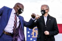 Demokraten Raphael Warnock hälsar på den tillträdande presidenten Joe Biden under ett kampanjmöte i Atlanta på måndagen.