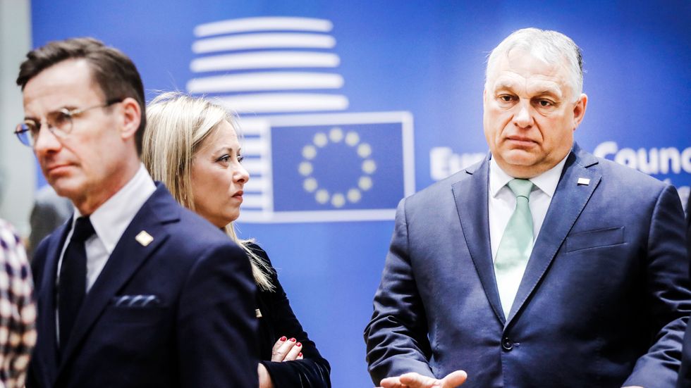 Statsminister Ulf Kristersson, Italiens Giorgia Meloni, och Ungerns Viktor Orban på EU-möte i Bryssel, Belgium, 23 March 2023.