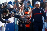 Tiger Woods under tisdagens inspelsvarv på Le Golf National.