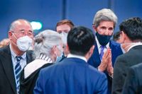 John Kerry och Kinas chefsförhandlare Xie Zhenhua (tv).
