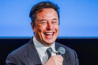 Elon Musk där han tycks trivas bäst – på scen. Arkivbild.