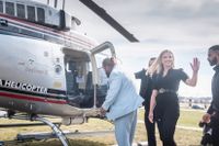 Sara Skyttedal och Jan Emanuel stiger in i en helikopter i samband med Folklistans lanserande.