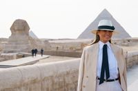 USA:s första dam Melania Trump framför sfinxen i Giza i samband med att hon på lördagen i Egypten avslutade sin rundresa i fyra afrikanska länder.