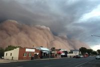 Sandstormen sveper in över en gata i Dubbo, Australien, 400 kilometer väster om Sydney. Stormbyar på 30 meter per sekund registrerades.