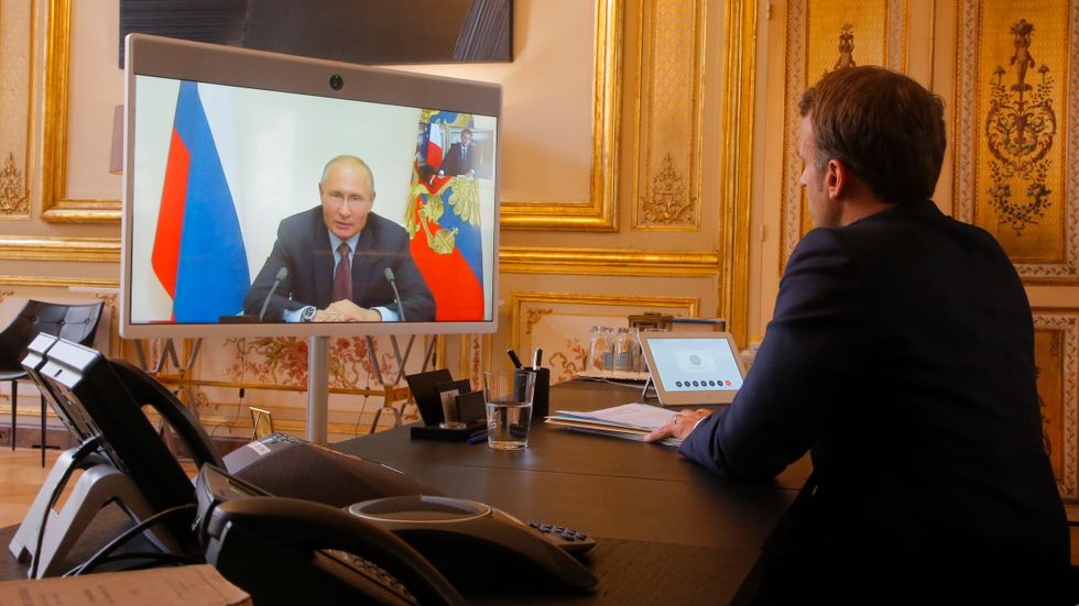 Presidenterna i Ryssland och Frankrike, Vladimir Putin och Emmanuel Macron, har under coronapandemin fått nöja sig med att mötas digitalt – som här under sommaren 2020. På måndagen träffas de fysiskt igen, i Moskva. Arkivbild.