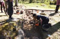 Arkeologerna har bland annat hittat en stensatt sänka med en båtslip av trä och stora mängder både oanvända och begagnade båtnitar, brynen och verktyg för träarbete.