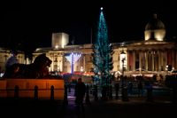 Den norska julgranen i all sin glans på Trafalgar Square i London, Storbritannien.