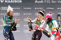 Tvåan Anna Swenn-Larsson, vinnaren Mikaela Shiffrin och trean Wendy Holdener firar på prispallen i Maribor.