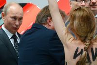 En barbröstad kvinna protesterade mot Vladimir Putin på en industrimässa i Hannover. Det omtalade feministkollektivet Femen kallar sig ”sextremister” och attackerar allt från kyrkan till Rysslands president.