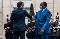 Frankrikes president Emmanuel Macron och Senegals Macky Sall i ett möte i Paris 2020. Nu leder herrarna varsitt ordförandeland i EU respektive AU och laddar för toppmöte i Bryssel. Arkivbild.