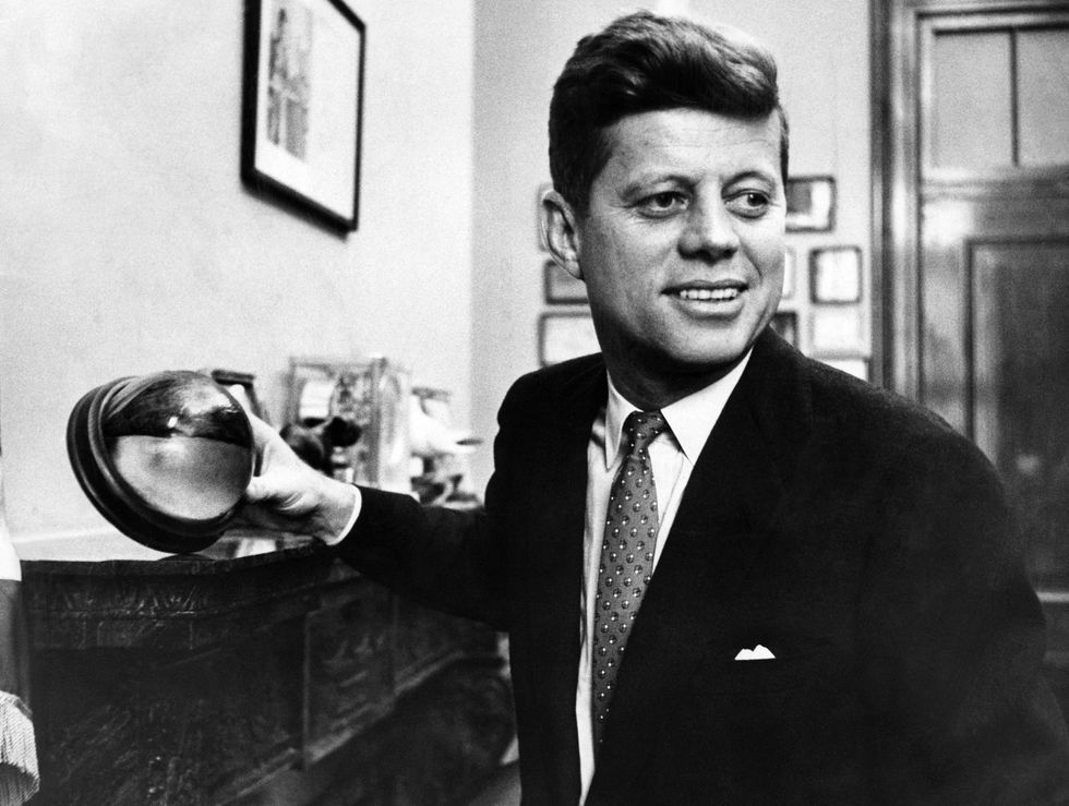 John F Kennedy visar upp en halv kokosnöt, monterad som prydnadsföremål. När Kennedys torpedbåt rammades under andra världskriget, ristade han ett meddelande till andra USA-styrkor i nöten.