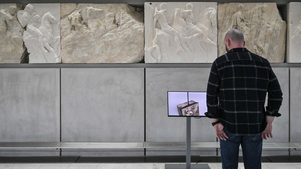 En besökare på Akropolismuseet i Aten betraktar delar av Parthenonfrisen. Stora delar av frisens skulpturer finns på museer i bland annat London, Paris, Rom och Wien.
