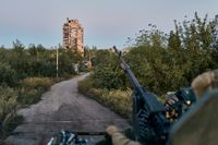 En ukrainsk soldat i Avdijivka, som har varit föremål för allt tyngre ryska attacker under de senaste dagarna. Den här bilden togs den 18 augusti i år. Arkivbild.