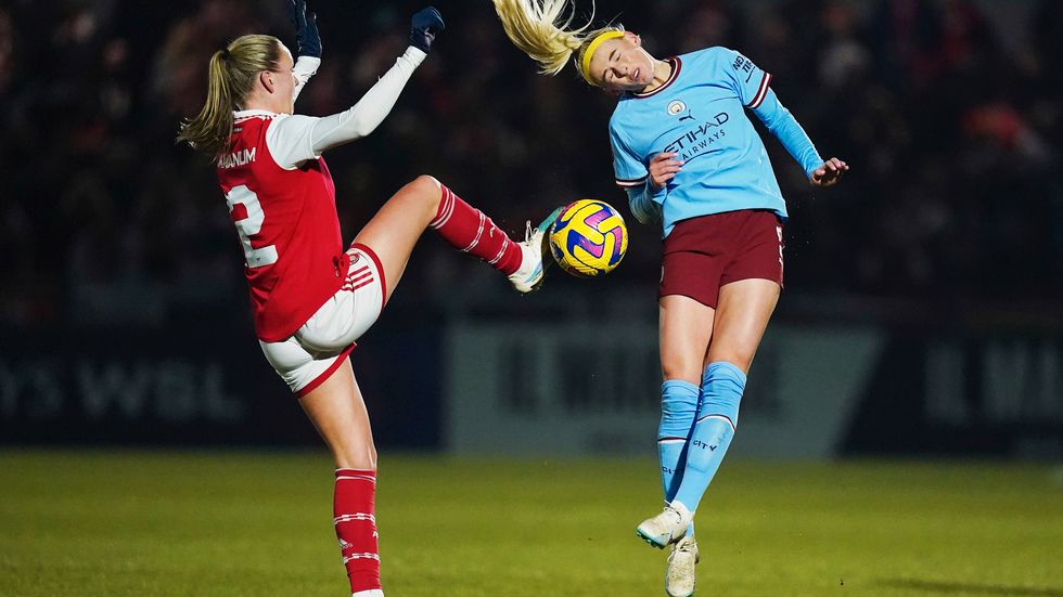 Arsenals Frida Maanum, till vänster, var i högsta grad inblandad i segermålet i ligacupsemifinalen mot Chloe Kellys Manchester City.