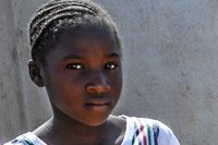 12-åriga Kagnamba vid byns brunn.