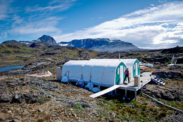 Ett läger tillhörande Grönlands mineral- och energimyndighet vid en fyndighet för sällsynta jordartsmetaller.