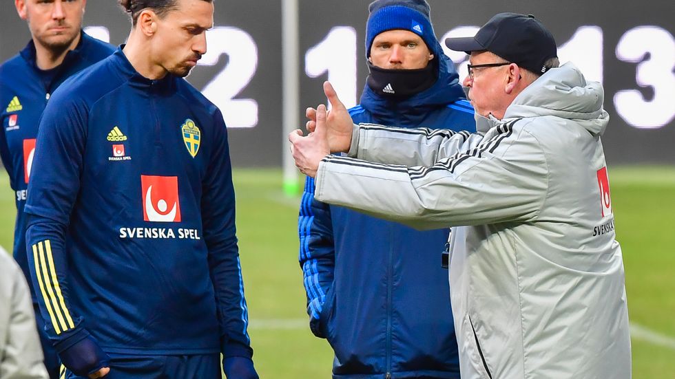 Förbundskaptenen Janne Andersson instruerar Zlatan Ibrahimovic. Han får starta bredvid Alexander Isak i anfallet mot Georgien, uppger Aftonbladet.