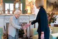 Brittiska drottningen Elizabeth II tar emot Liz Truss i sitt skotska residens Balmoral. 